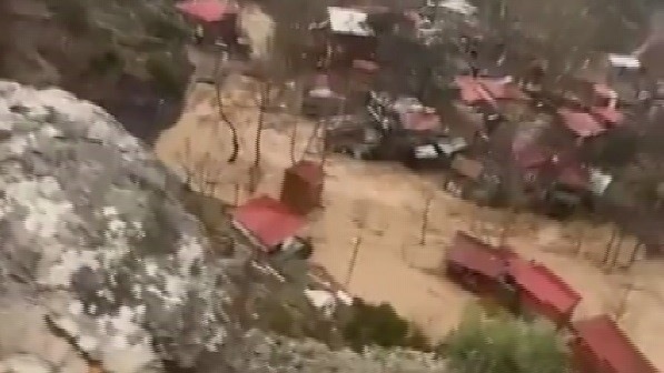 Yahyalı'da mahalle sel suları altında kaldı